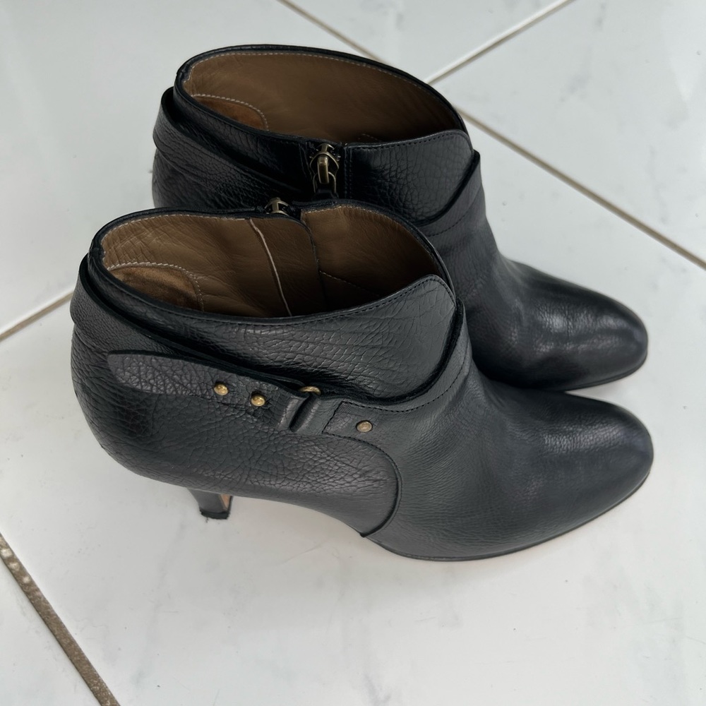 Ecco, good condition, ankle boot with heel. Leather upper/ rubber sole.